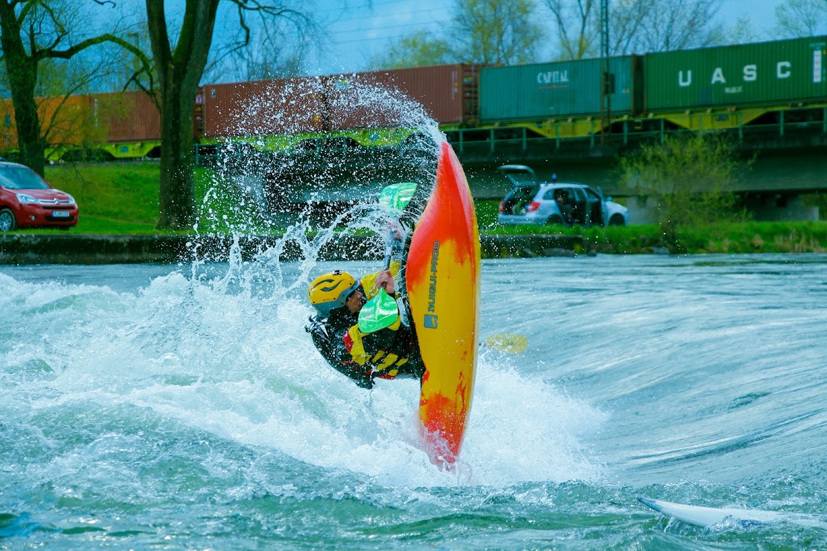 Kanu-Freestyle an der Plattlinger Isarwelle