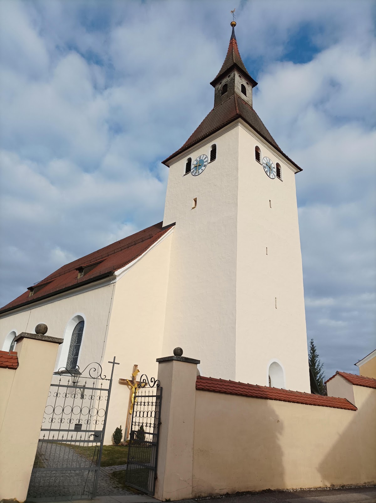 Pfarrhaus und Pfarrkirche St. Leodegar Untermässing