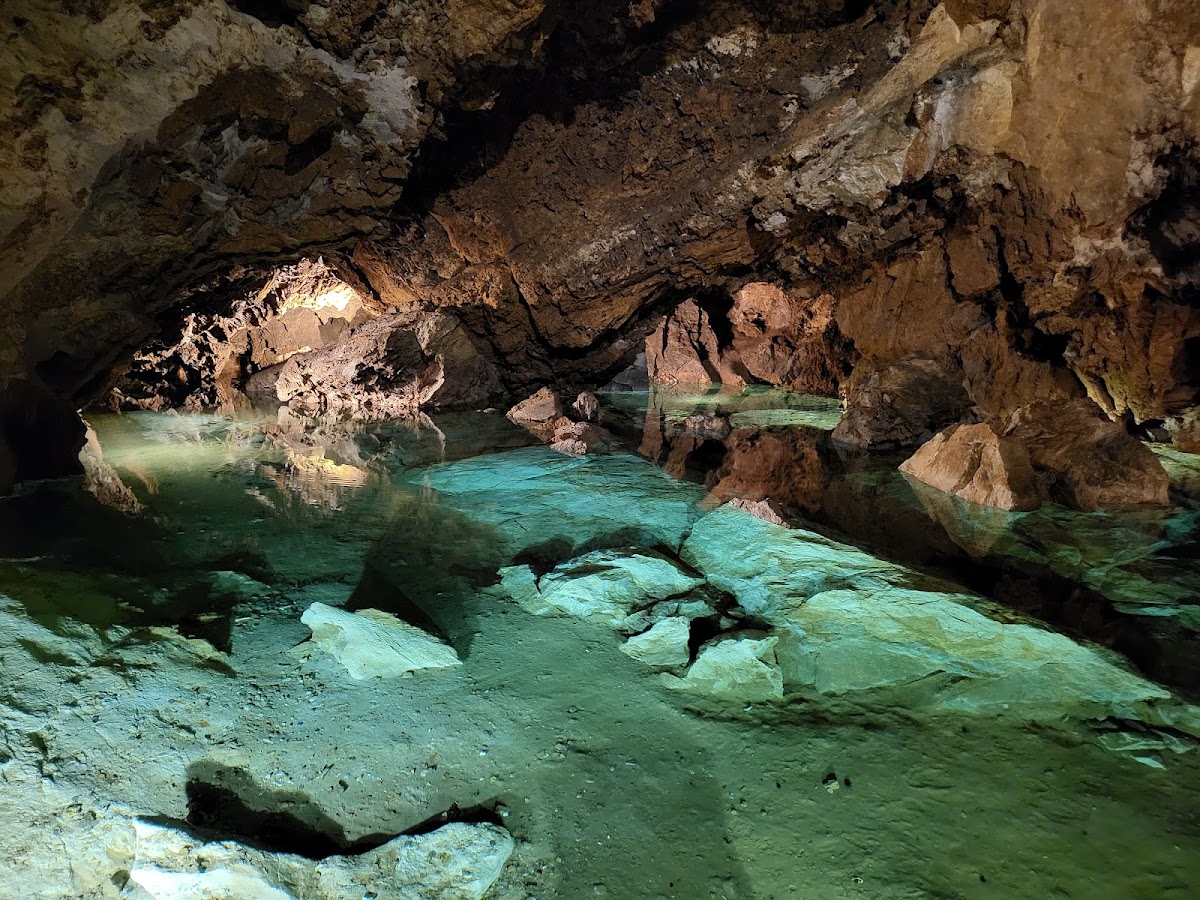 Bozkov-Dolomithöhlen (Bozkovské dolomitové jeskyně)