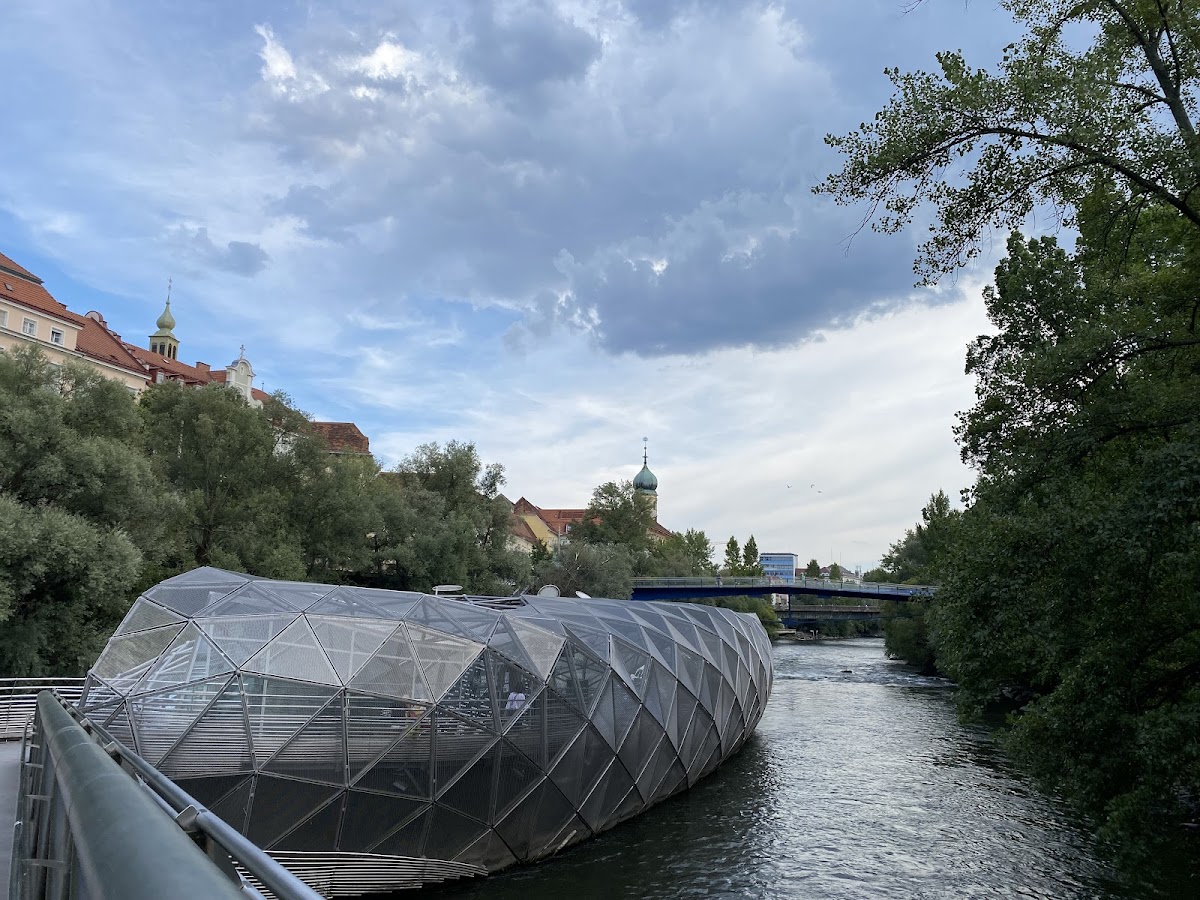 Murinsel Graz – schwimmende Stahlplattform in der Mur von Vito Acconci