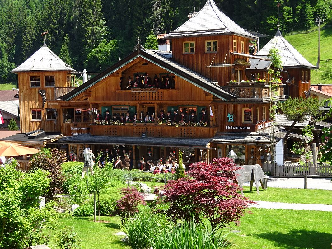 1. Tiroler Holzmuseum und Holzschnitzerei