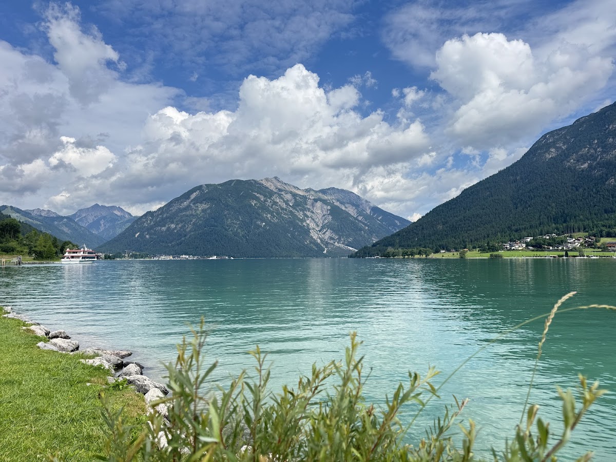 Der Achensee in Tirol – türkisblauer Bergsee zwischen Karwendel und Rofan